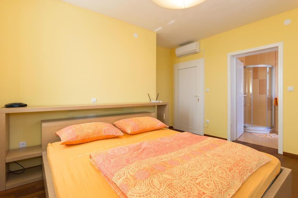 Villa Ajda - Orange Room Omišalj Extérieur photo