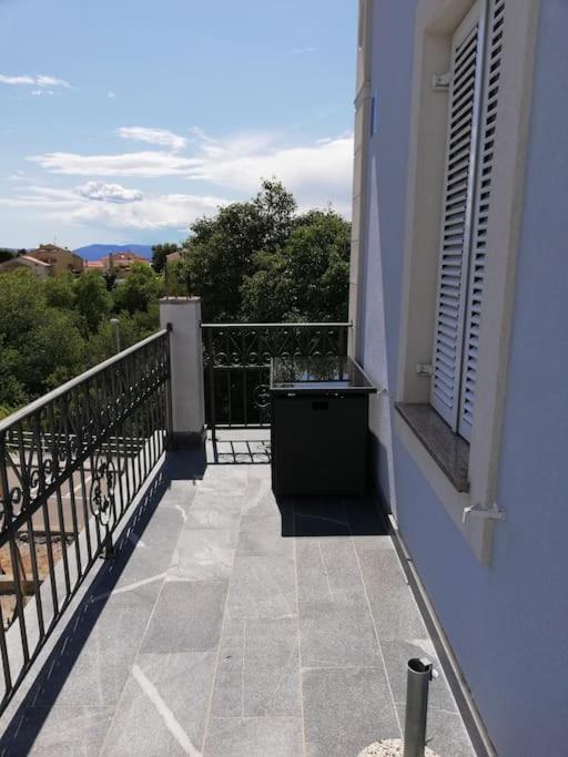 Villa Ajda - Orange Room Omišalj Extérieur photo